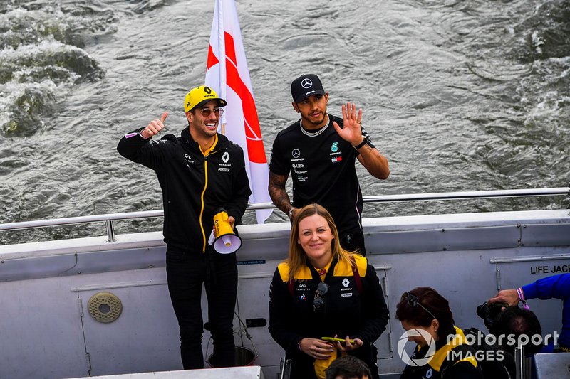 Daniel Ricciardo, Renault and Lewis Hamilton, Mercedes AMG F1 wave to fans from the boat on the way to the Federation Square event