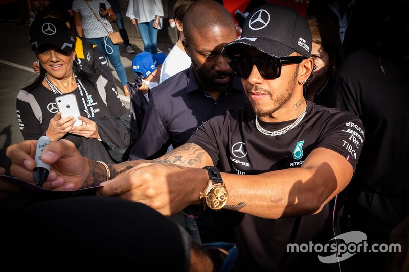 Lewis Hamilton, Mercedes AMG F1, firma autografi ai tifosi