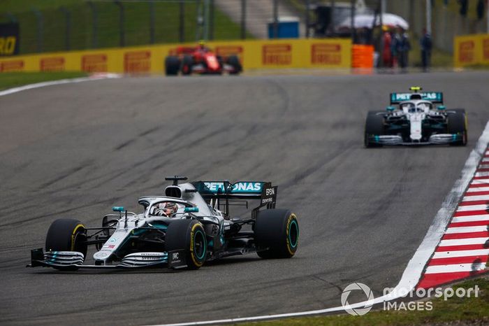 Lewis Hamilton, Mercedes AMG F1 W10, Valtteri Bottas, Mercedes AMG W10, y Charles Leclerc, Ferrari SF90