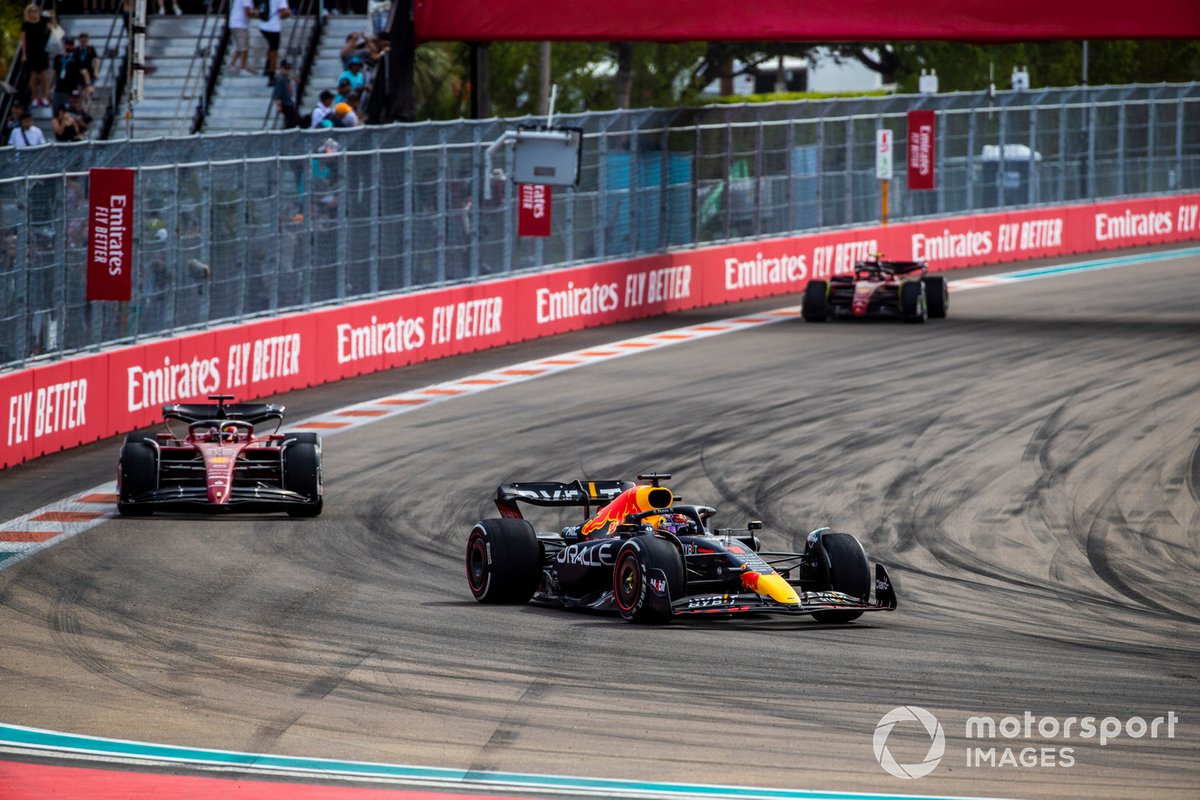 "Sainz, Miami'de tıpkı bir topal ördek gibiydi" 1 Formula 1 Haberleri - F1 Puan Durumu Max Verstappen, Red Bull Racing RB18, Charles Leclerc, Ferrari F1-75, Carlos Sainz, Ferrari F1-75