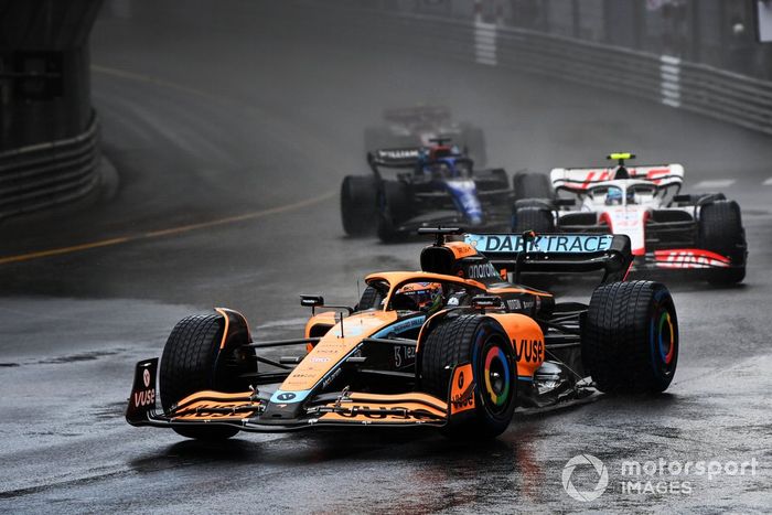 Daniel Ricciardo, McLaren MCL36, Mick Schumacher, Haas VF-22, Alex Albon, Williams FW44