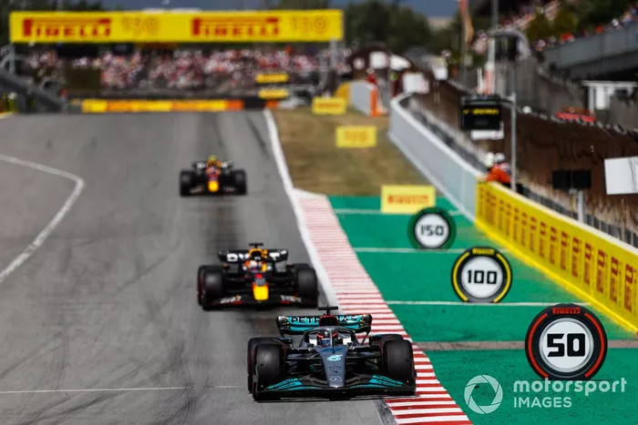 George Russell, Mercedes W13, Max Verstappen, Red Bull Racing RB18 