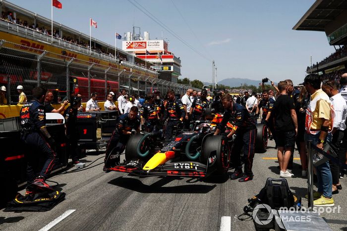 Max Verstappen, Red Bull Racing RB18, llega a la parrilla 