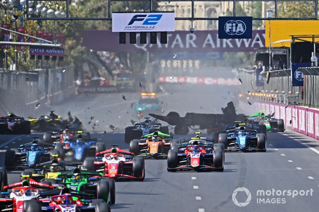 El coche de Pepe Martí, Campos Racing es lanzado por los aires tras una colisión con Kush Maini, Invicta Racing