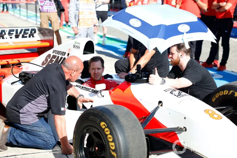 Sebastian Vettel se prépare à conduire la McLaren MP4/8 d'Ayrton Senna