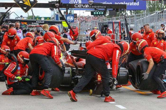 El equipo de boxes de Ferrari realiza una parada en boxes de Charles Leclerc, Ferrari SF-24 