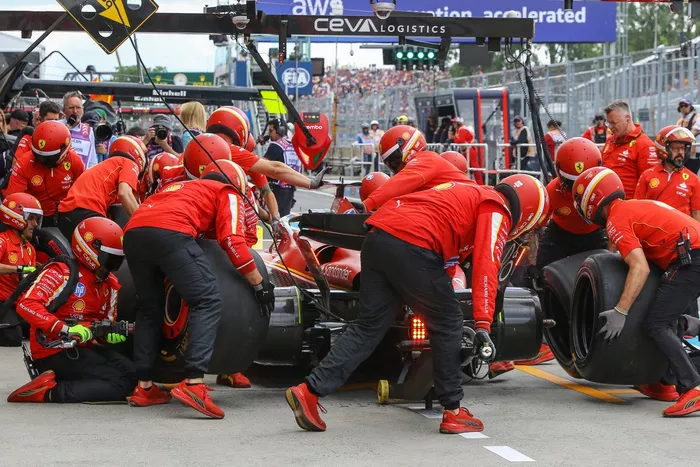 El equipo de boxes de Ferrari realiza una parada en boxes de Charles Leclerc, Ferrari SF-24 