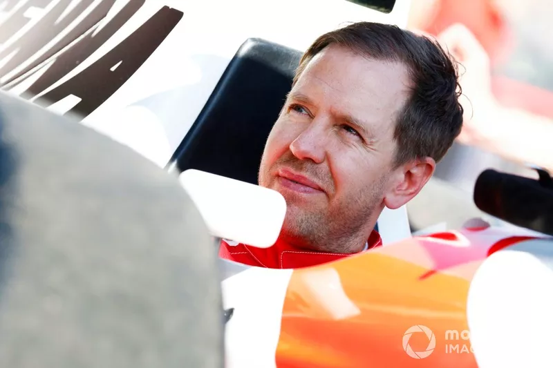 Sebastian Vettel se prépare à conduire la McLaren MP4/8 d'Ayrton Senna