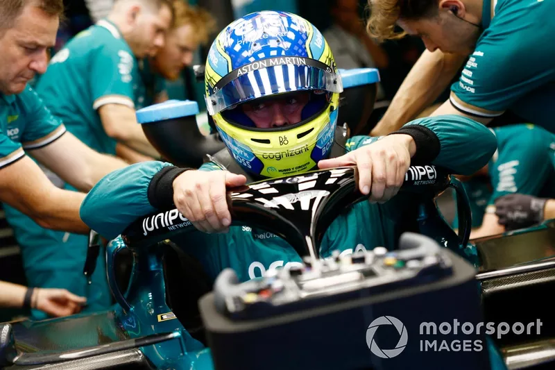 Fernando Alonso, Aston Martin F1 Team, s'installe dans la voiture