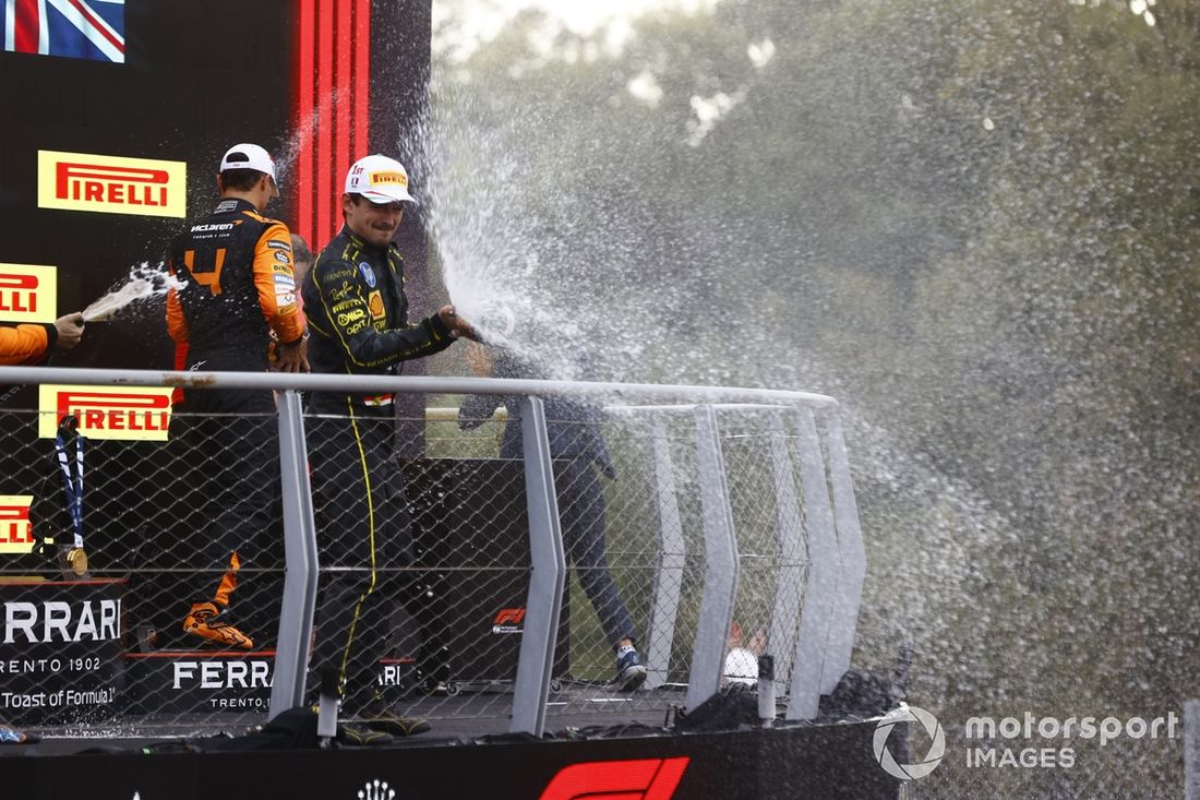 Lando Norris, McLaren F1 Team, 3ª posición, Charles Leclerc, Scuderia Ferrari, 1ª posición, spray Champagne en el podio