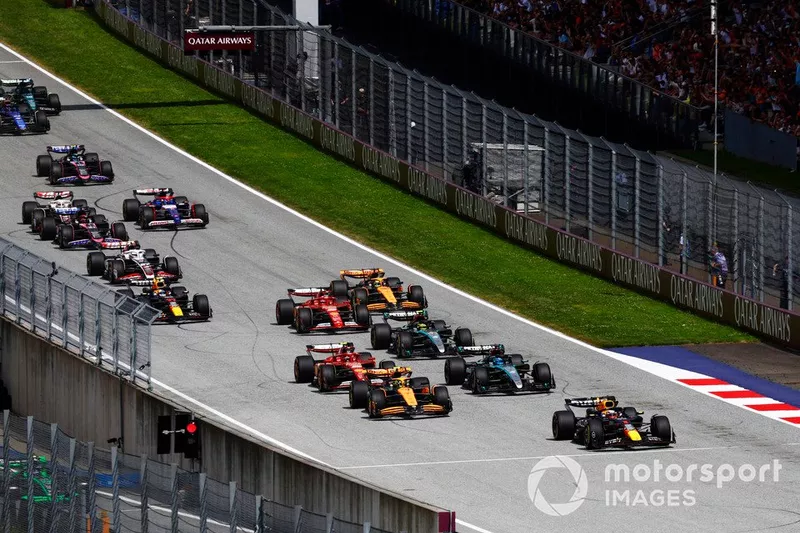 Max Verstappen, Red Bull Racing RB20, Lando Norris, McLaren MCL38, George Russell, Mercedes F1 W15, Carlos Sainz, Ferrari SF-24, Lewis Hamilton, Mercedes F1 W15, le reste du peloton lors du premier tour.