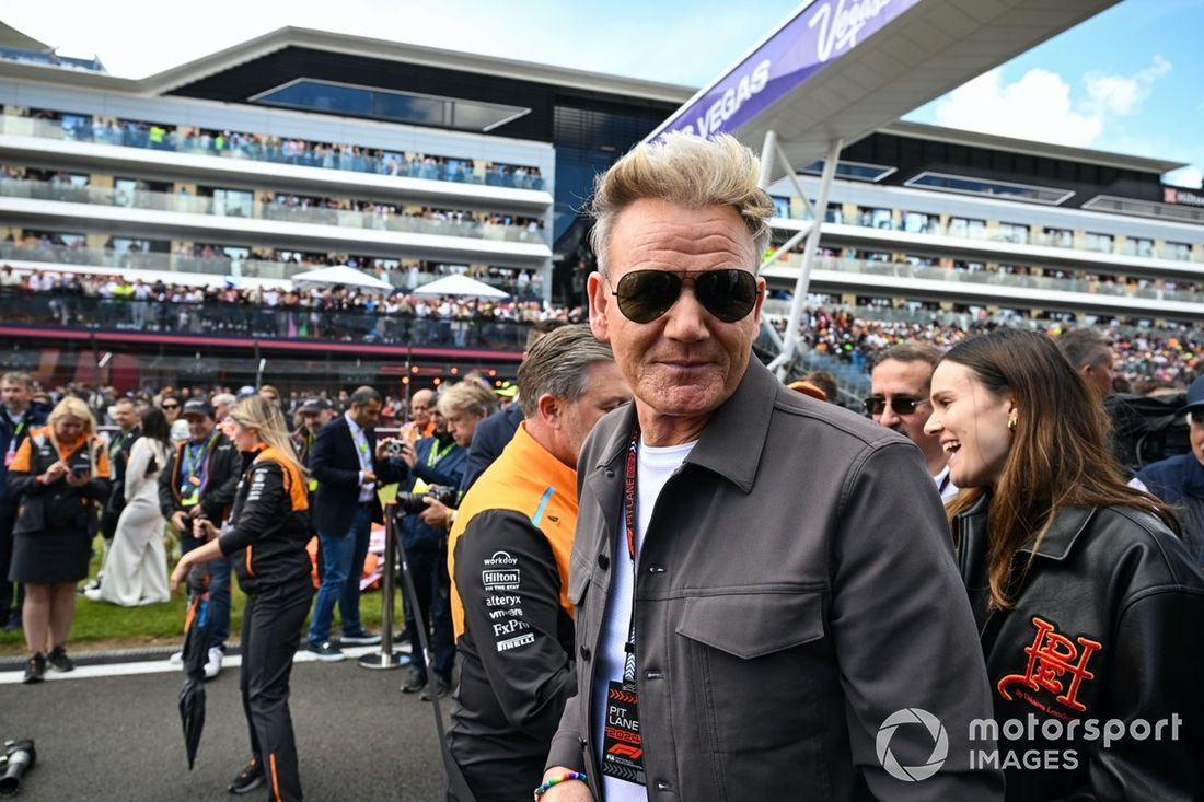 El chef televisivo Gordon Ramsay en la parrilla