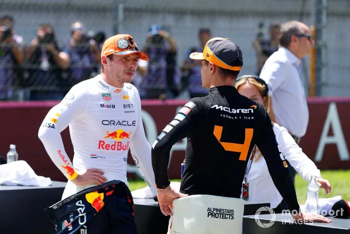 Max Verstappen, Red Bull Racing, 1ª posición, Lando Norris, McLaren F1 Team, 3ª posición, charla tras el Sprint