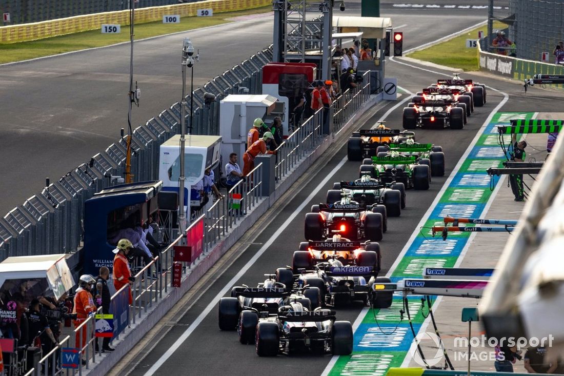 El campo hace cola en el pit lane hacia el final de la parada con bandera roja