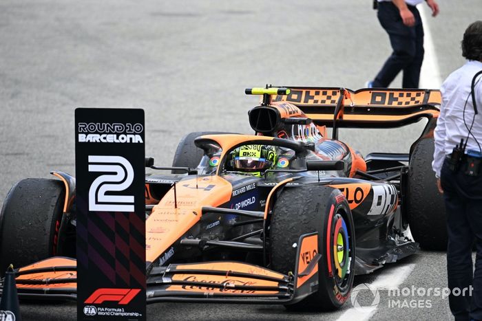 Lando Norris, McLaren MCL38, 2ª posición, llega a Parc Ferme