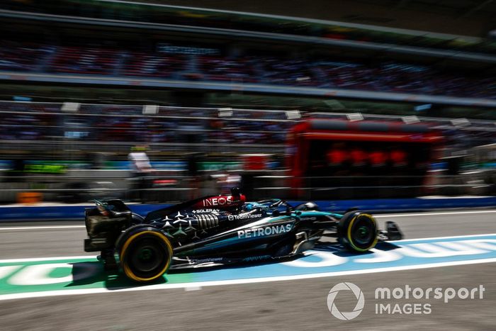George Russell, Mercedes F1 W15, en boxes 