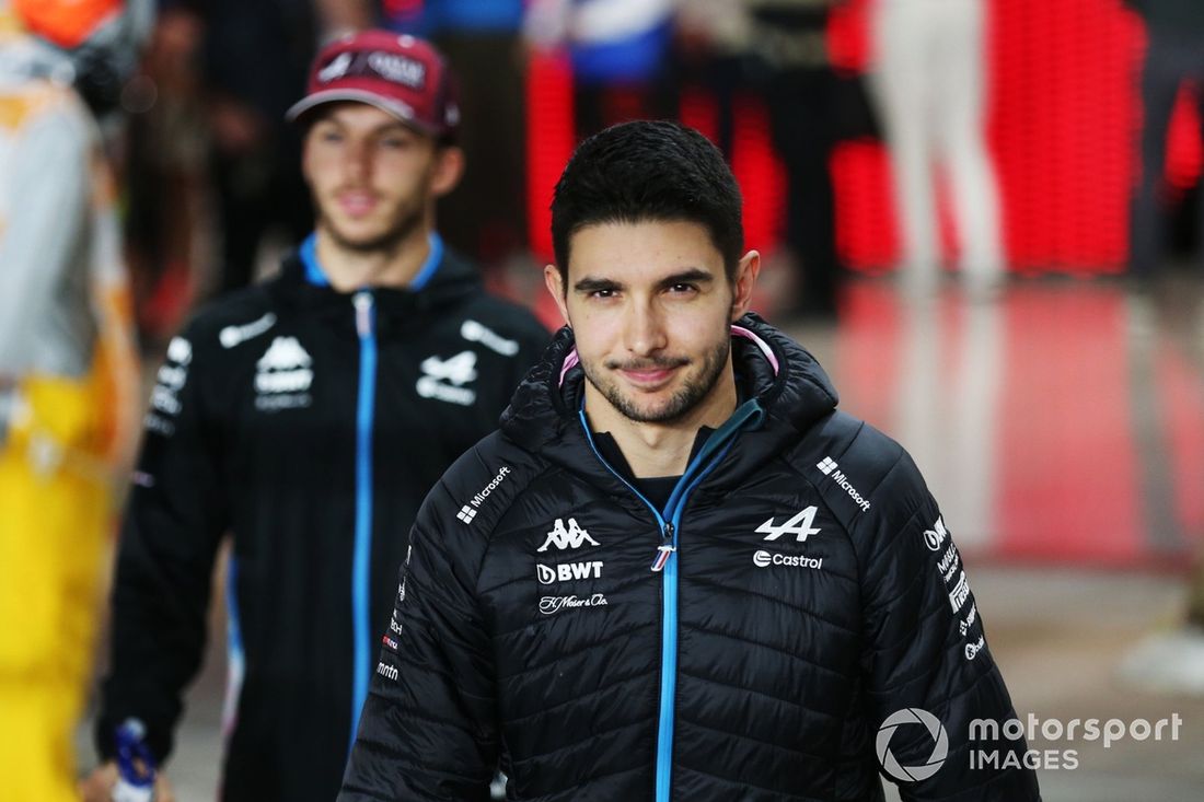 Esteban Ocon, da Alpine F1 Team, assiste à parada dos pilotos 