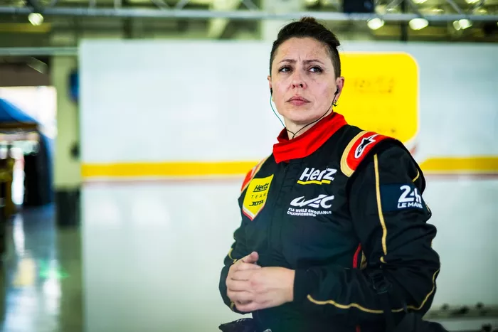 Hertz Team Jota mechanic
