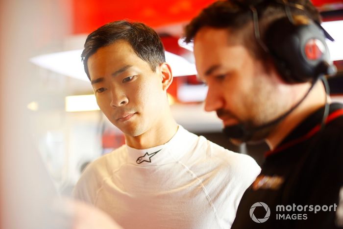 Ryo Hirakawa, Haas F1 Team, ze swoim inżynierem