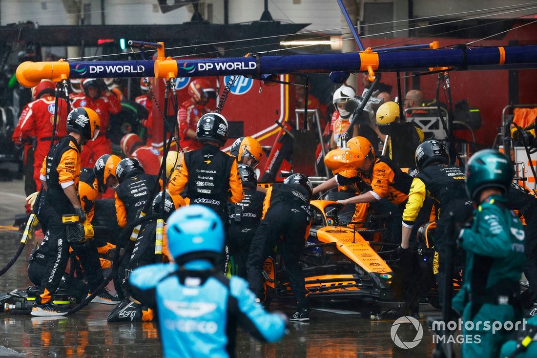 Oscar Piastri, McLaren MCL38, hace una parada en boxes