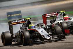 Sergio Perez, Sahara Force India F1 VJM09 and Esteban Gutierrez, Haas F1 Team VF-16 battle for posit