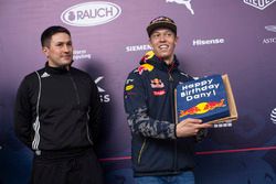 Daniil Kvyat ganha bolo de aniversário