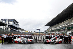 Team photo: #5 Toyota Racing Toyota TS050 Hybrid: Anthony Davidson, Sébastien Buemi, Kazuki Nakajima
