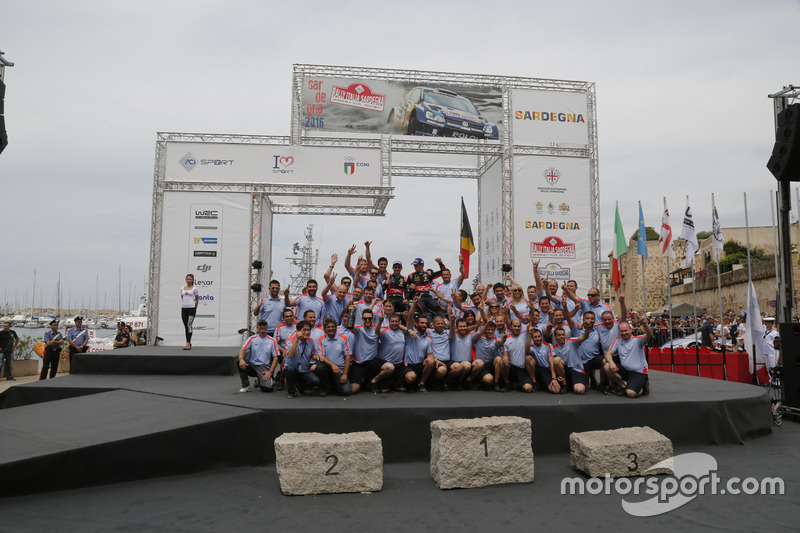 I vincitori Thierry Neuville, Nicolas Gilsoul, Hyundai i20 WRC, Hyundai Motorsport con il team