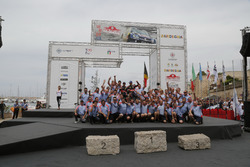 Winnaars Thierry Neuville, Nicolas Gilsoul, Hyundai i20 WRC, Hyundai Motorsport met het team