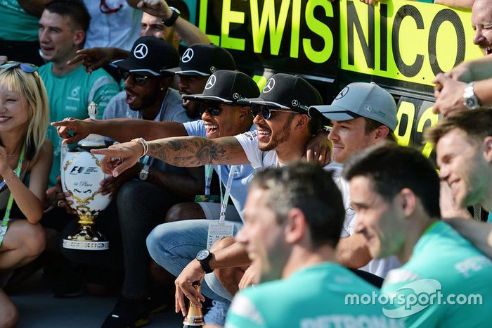 Ganador de la carrera Lewis Hamilton, Mercedes AMG F1 celebra con compañero de equipo Nico Rosberg, Mercedes AMG F1 y el equipo