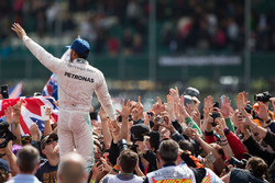 Переможець Льюіс Хемілтон, Mercedes AMG F1 святкує з фанатами