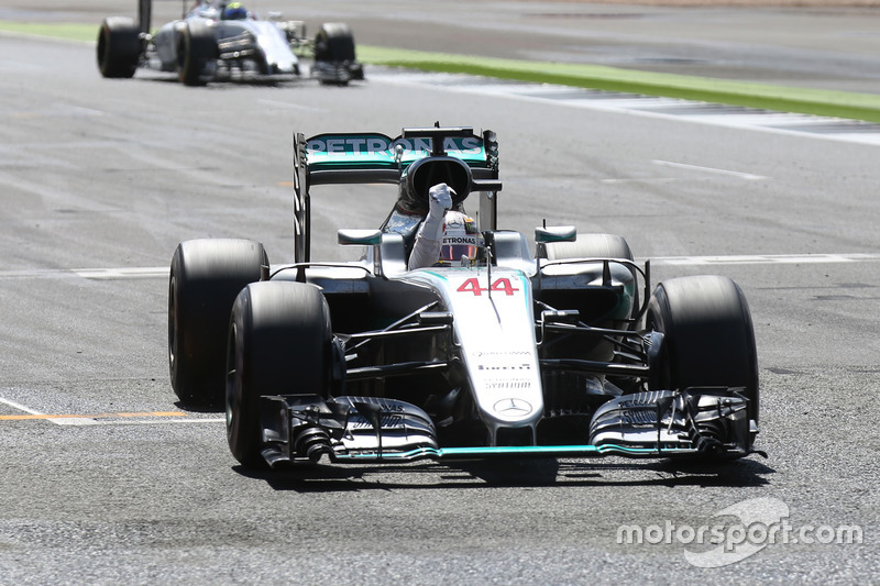 Ganador de la carrera Lewis Hamilton, Mercedes AMG F1 W07 Hybrid, celebra el final de la carrera