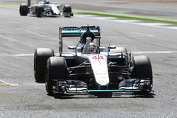 Победитель гонки - Льюис Хэмилтон, Mercedes AMG F1 W07 Hybrid празднует в конце гонки