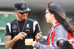 Lewis Hamilton, Mercedes AMG F1 Team, firma autografi ai tifosi