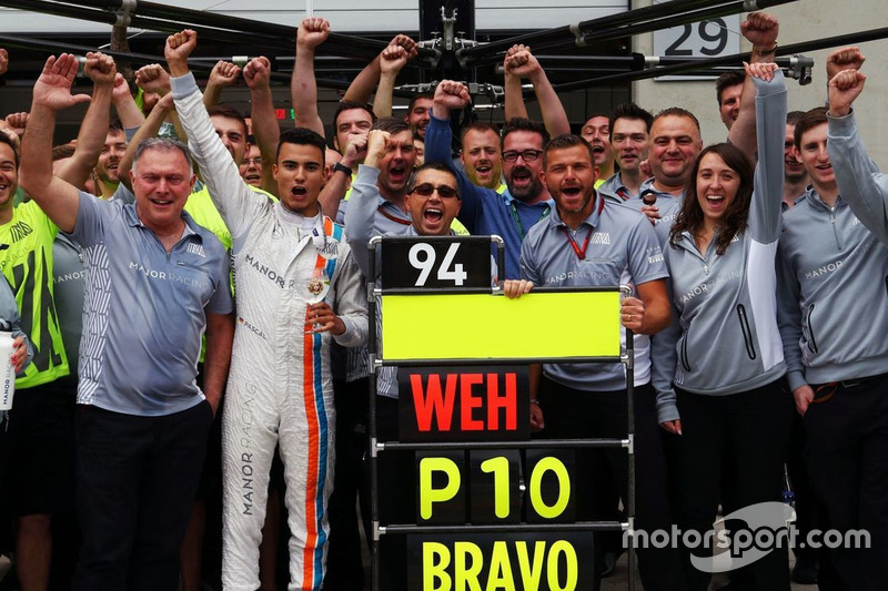 Pascal Wehrlein, Manor Racing celebra su lugar 10 con el equipo