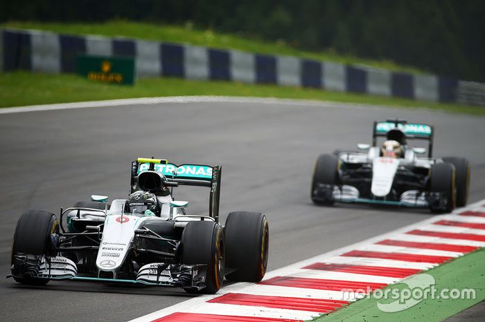 A vitória veio após intensa batalha com Nico Rosberg na última volta. Houve um toque entre os dois companheiros de equipe e o alemão se deu mal.