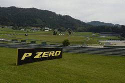Pirelli Logo auf der Strecke