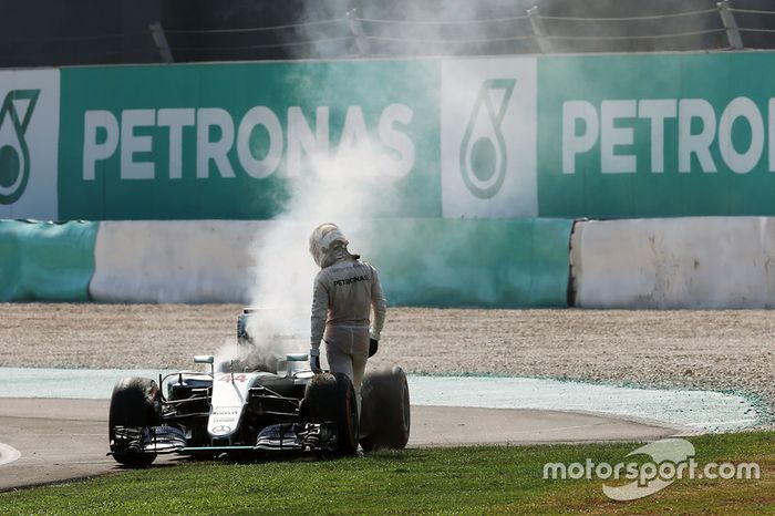 Lewis Hamilton, Mercedes AMG F1 W07 Hybrid retirado de la carrera por problemas con el motor