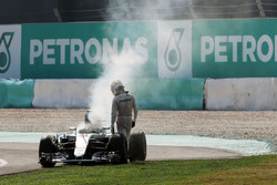 Lewis Hamilton, Mercedes AMG F1 W07 Hybrid retirado de la carrera por problemas con el motor