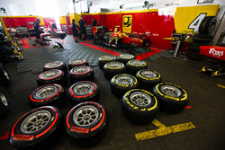 Шини Pirelli перед гаражем Racing Engineering