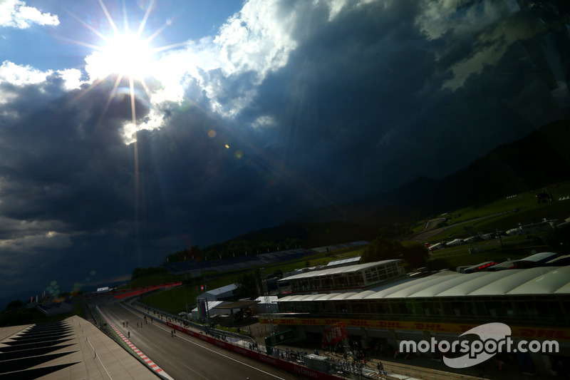 El sol detrás de nubes oscuras sobre el circuito