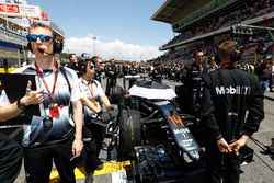 Engineer Mark Temple op de grid voor de wagen van Fernando Alonso, McLaren MP4-31