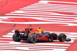 Max Verstappen, Red Bull Racing RB13, con la suspensión rota
