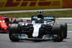 Valtteri Bottas, Mercedes AMG F1 W08, Sebastian Vettel, Ferrari SF70H