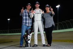 Campeón 2016 Daniel Suarez, Joe Gibbs Racing Toyota y sus padres Rosaline Garza y Alejandro Suárez