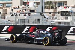 Jenson Button, McLaren MP4-31 con equipo de sensores