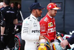 Ganador de la pole Lewis Hamilton, Mercedes AMG F1, Sebastian Vettel, Ferrari