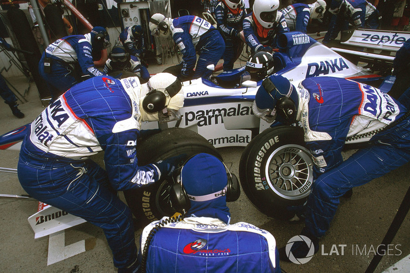 Damon Hill, Arrows A18 Yamaha, takes a pitstop