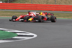 Sebastian Vettel, Ferrari SF70H in duel met Max Verstappen, Red Bull Racing