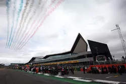 The Red Arrows vliegen over Silverstone